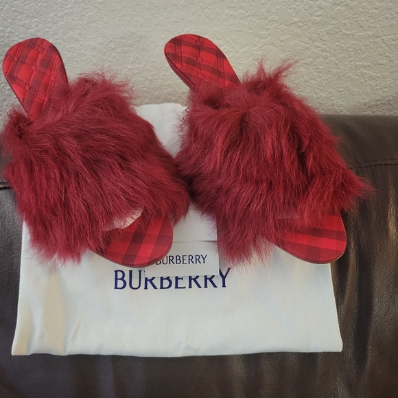 Burberry Jackie Shearling Sandals. - Picture 2 of 5
